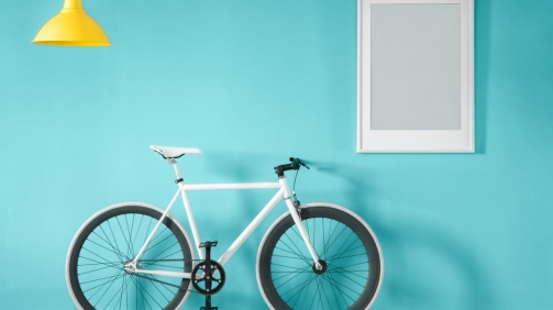 white-bike-in-blue-interior-PMNFYVU7-min