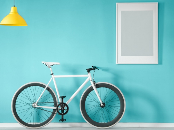 white-bike-in-blue-interior-PMNFYVU7-min
